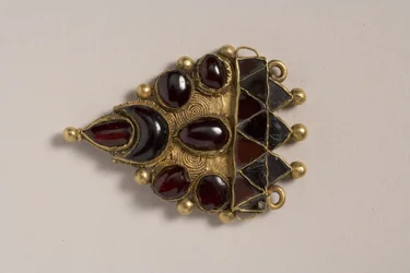 Anhänger, ca. 5. Jahrhundert n. Chr. (Gold und Granat)